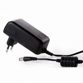 Fuente de alimentación de Miniwatts con la oleada 5KV y la CCE V, adaptadores de viaje