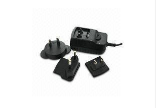 Adaptador de corriente alterna universal negro, enchufes permutables EN60950/EN60065