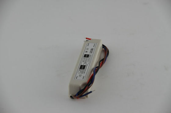 Alta prenda impermeable constante del conductor del voltaje LED del brillo 12V 20W con la CA universal