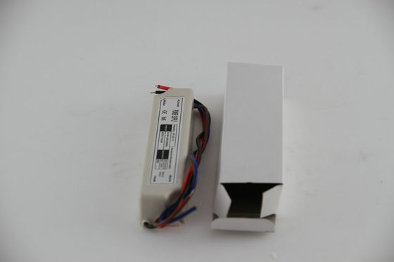 Alta prenda impermeable constante del conductor del voltaje LED del brillo 12V 20W con la CA universal