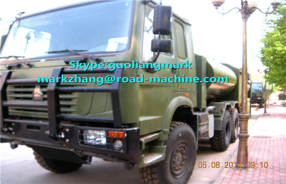 Camión de petrolero verde del agua de los militares 6*4 de SINOTRUK HOWO 25000L con el estándar EURO LHD O RHD