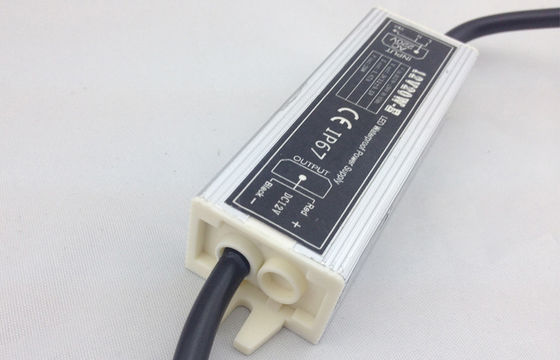 Cortocircuite las luces al aire libre constantes de la fuente de alimentación del voltaje LED de la protección DC12V 20W